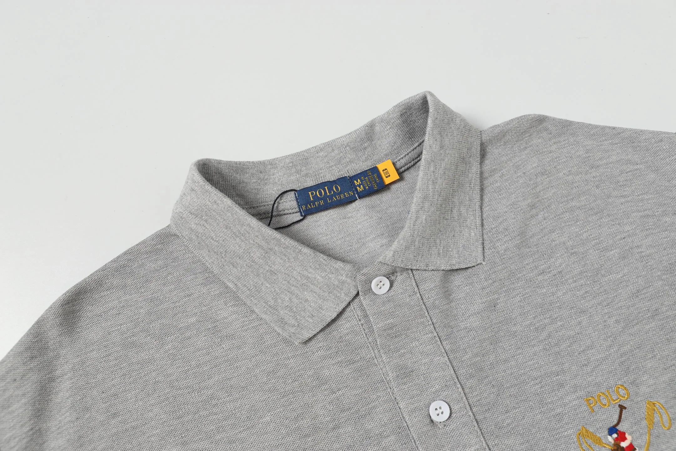 P156 Style number: A015 [Ralph Lauren classic letter logo embroidered Polo shirt] ✅250 grams of fine cotton pique fabric, custom-woven and dyed threads ✅Original stickers Scan the QR code to enter the official website ✅Large version, loose and stylish, can wear up to 210 pounds Color: black, white, navy, blue, sky blue, dark gray, floral gray Size: S-XL